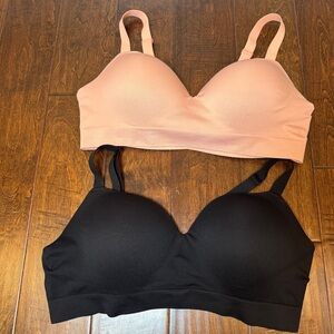 TrueKind 3X Shaper Wire-Free black pink 
2 pack. See one loose hook on black bra